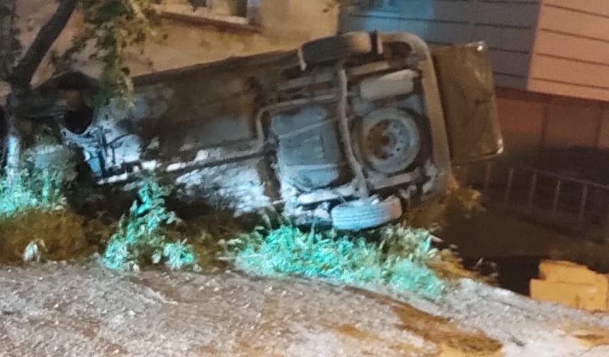 Freni boşalan araç apartman boşluğuna düştü