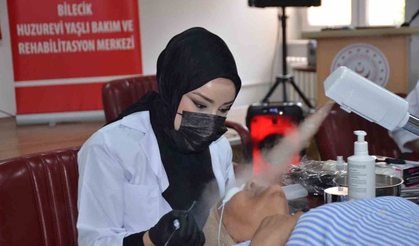 Huzurevi sakinlerine Anneler Günü'nde anlamlı dokunuş