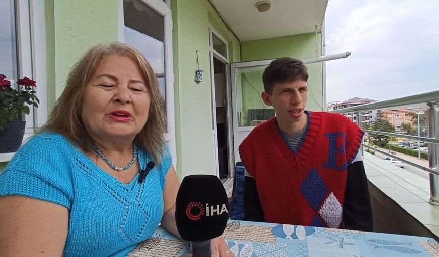 Kalbindeki engele piyanoyla direniyor