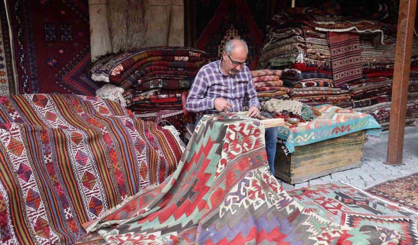 Kapadokya'da eski halılar ustaların elinde yeniden hayat buluyor