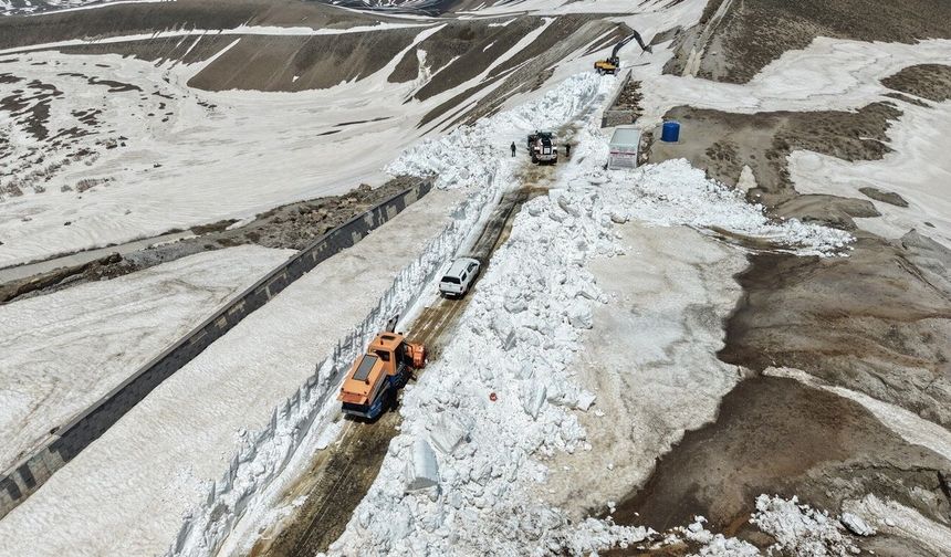 Kar kalınlığının 7 metreyi bulduğu Nemrut yolunda çalışma başlatıldı