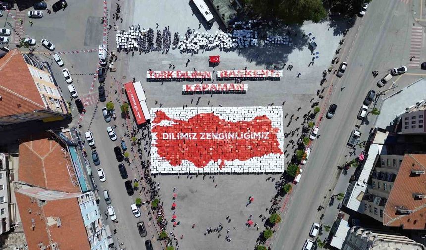 Karaman'da öğrencilerden 'Yürüyen Sözlük' gösterisi