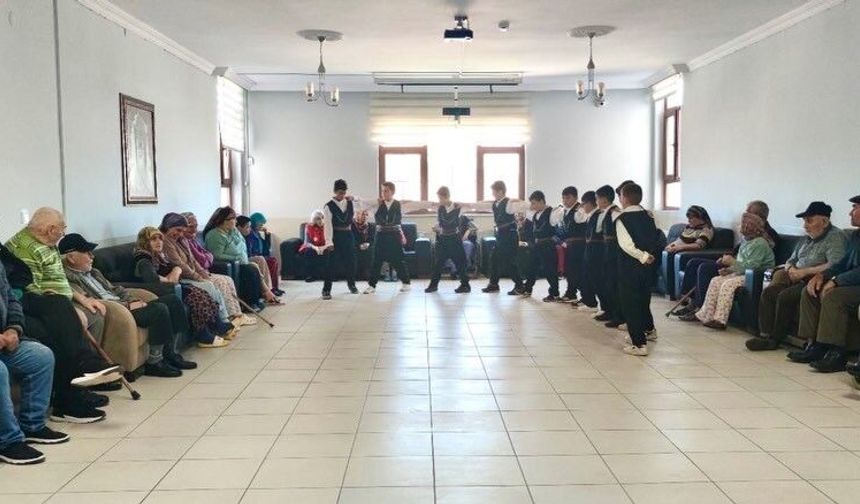Öğrencilerden huzurevi sakinlerine renkli program