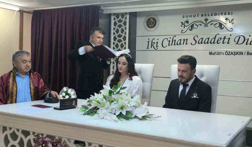 Polis çift, nikaha süsledikleri ekip otosuyla geldi