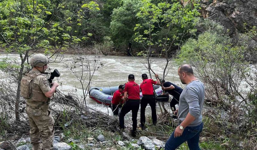 Pülümür Çayı'nda mahsur kalan şahsı jandarma kurtardı