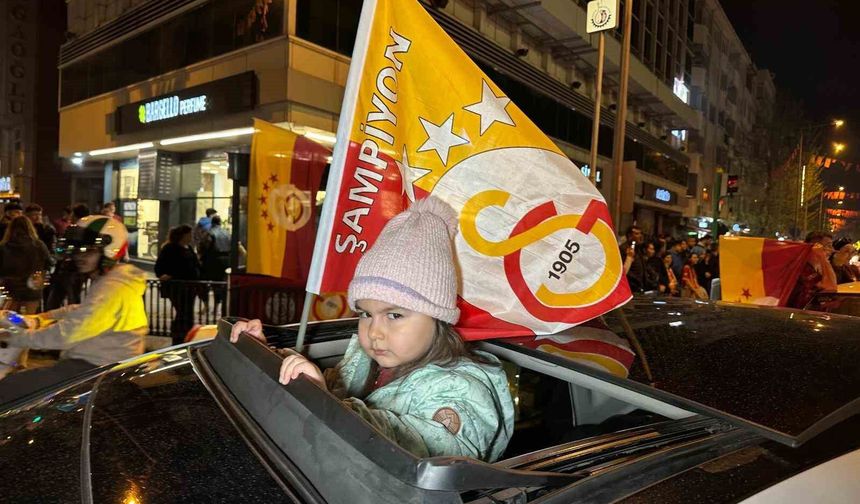 Şampiyonluğu garantileyen sarı-kırmızılılar Uşak'ta şampiyonluk coşkusu yaşadı
