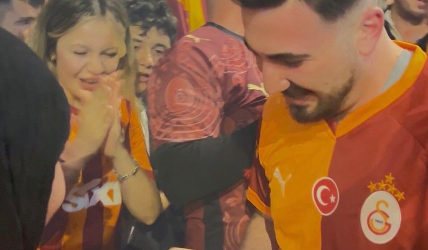 Şampiyonluk kutlamalarında evlilik teklifi sürprizi