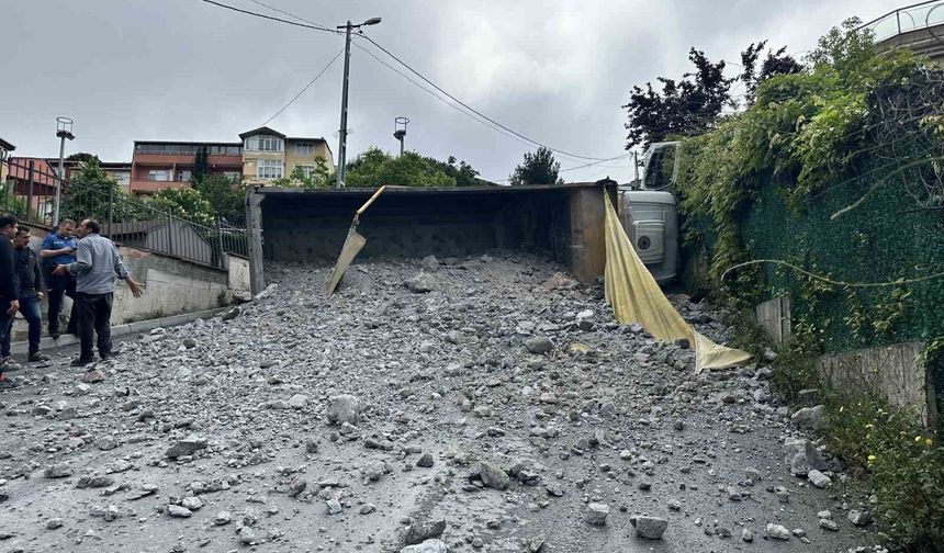 Sarıyer'de moloz yüklü kamyon geri kayarak devrildi, sürücü yaralandı
