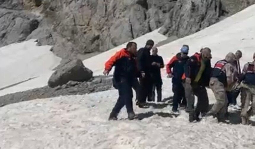 Şelalede mahsur kalan vatandaş kurtarıldı