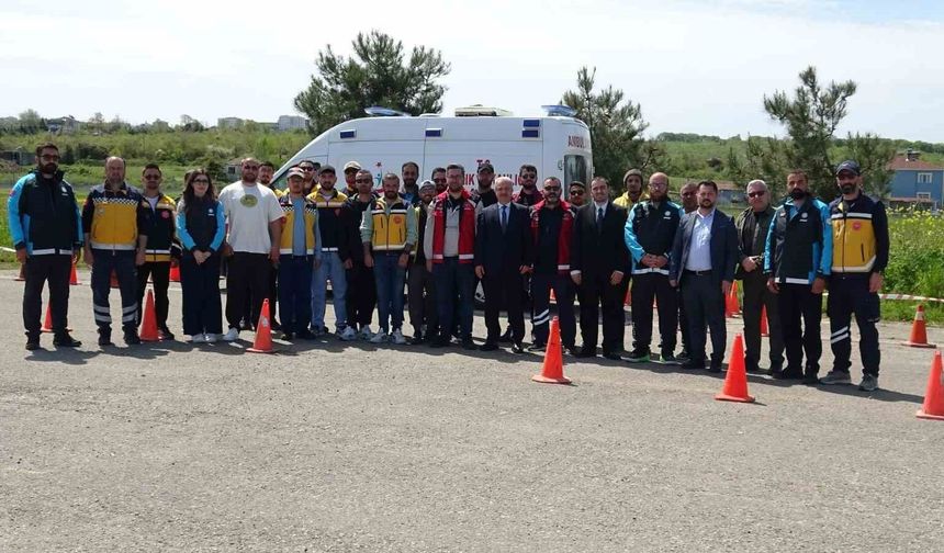 Sinop'ta ambulans sürücüleri zorlu parkurlarda yeteneklerini sergiledi