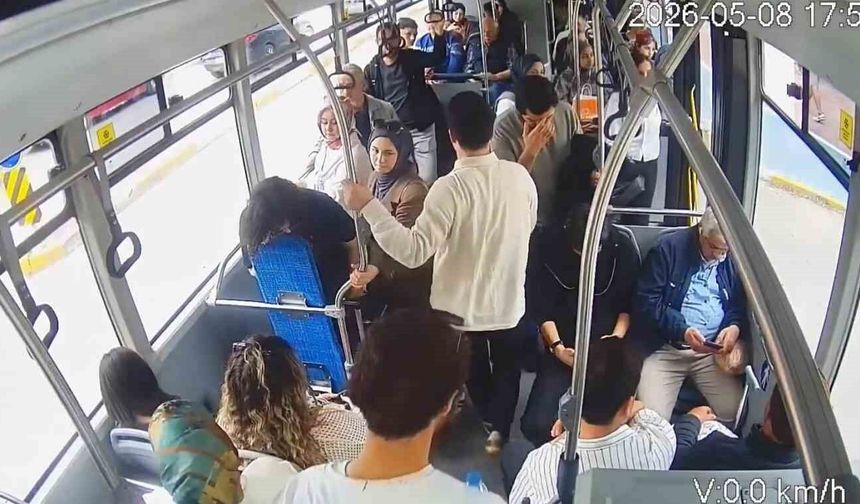 Şoför sürdü, sağlık çalışanı müdahale etti: Otobüsteki panik anları kamerada