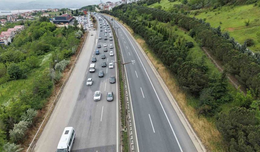 Tatilin ikinci gününde TEM'de trafik yoğun akıcı ilerliyor