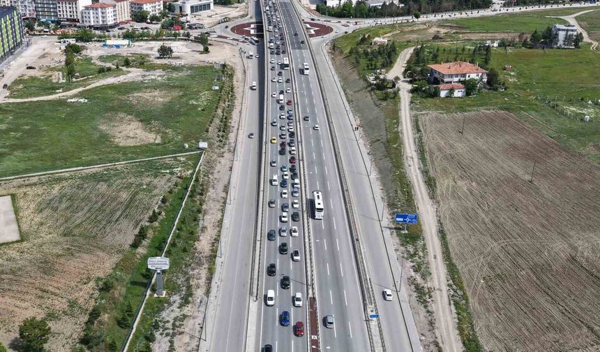 Tatilin son gününde dönüş yoğunluğu arttı: 43 ilin bağlantı noktası havadan görüntülendi