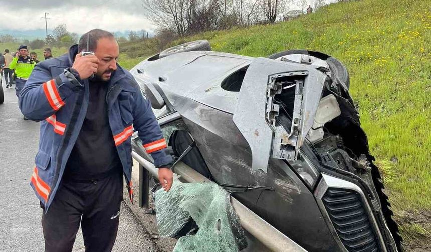 TEM Otoyolu'nda kontrolden çıkan otomobil bariyerlere çarptı: 1 ağır yaralı