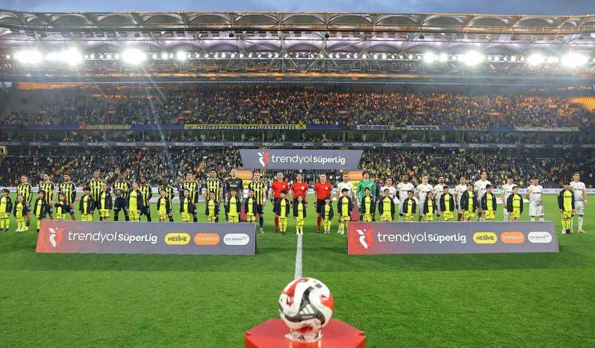 Trendyol Süper Lig: Fenerbahçe: 0 - Eyüpspor: 2 (İlk yarı)