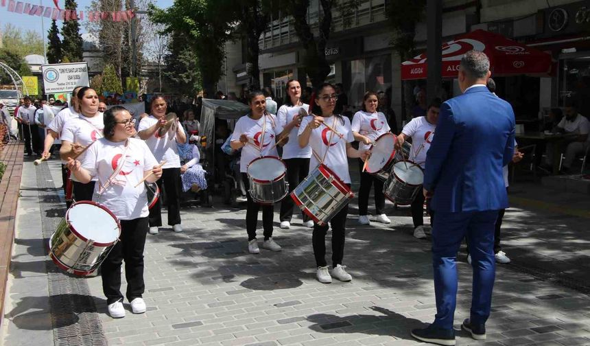 Uşak'ta engellilere farkındalık yürüyüşü gerçekleştirildi