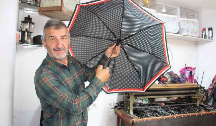 Yağmurun başkentinde 40 yıldır şemsiye tamir ediyor