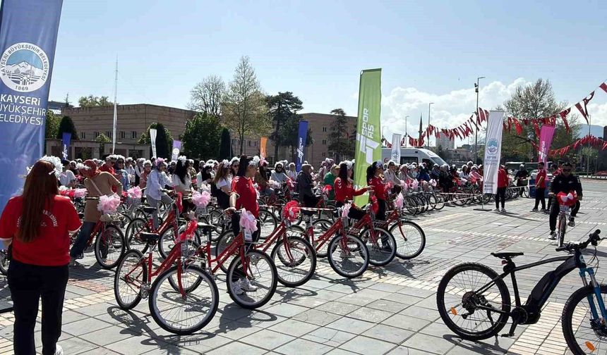 Yüzlerce anne Anneler Günü'nde pedalladı