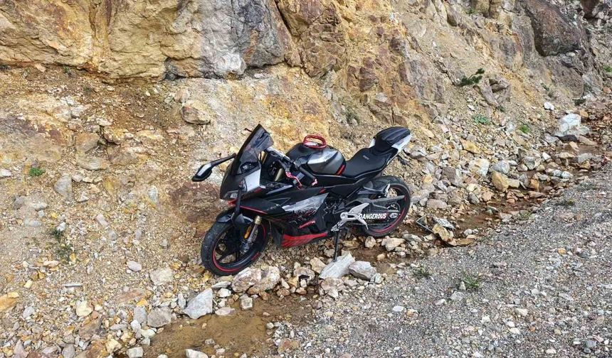 Zigana'da feci kaza: Bariyerlere çarpan motosikletten savrulan 2 genç uçuruma düştü