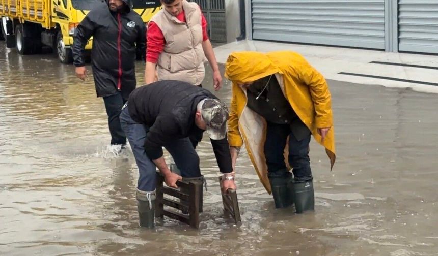 Zile'yi sağanak vurdu, iş yerleri sular altında kaldı