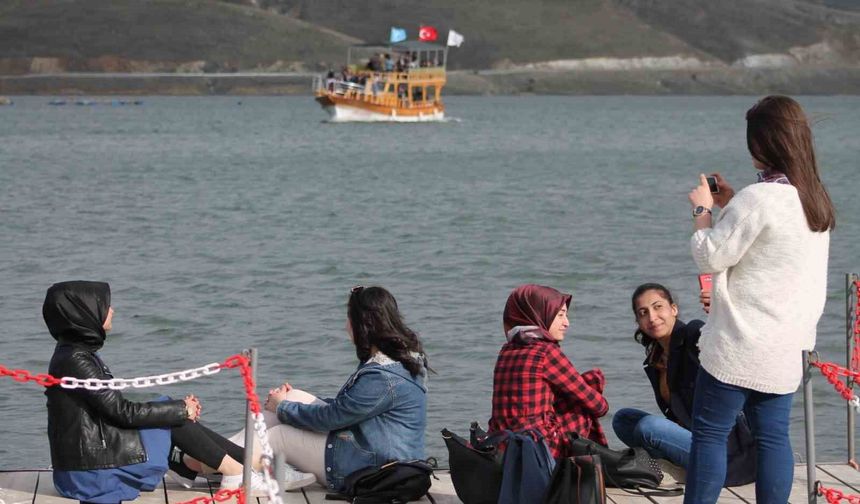 1700 rakımdaki doğa harikası göl turistlerin ilgi odağı