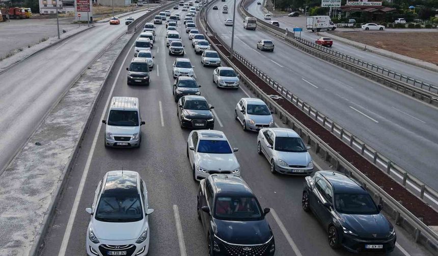 43 ilin bağlantı noktasında yaz tatili hareketliliği: Kaza trafiği durma noktasına getirdi