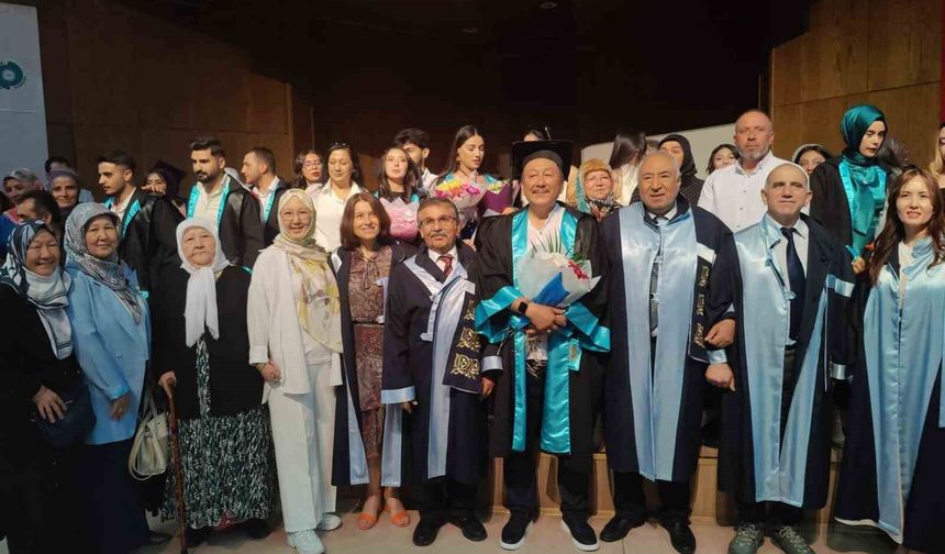 64 yaşında mezuniyet gururu yaşadı, yarım kalan eğitim hayalini dereceyle tamamladı