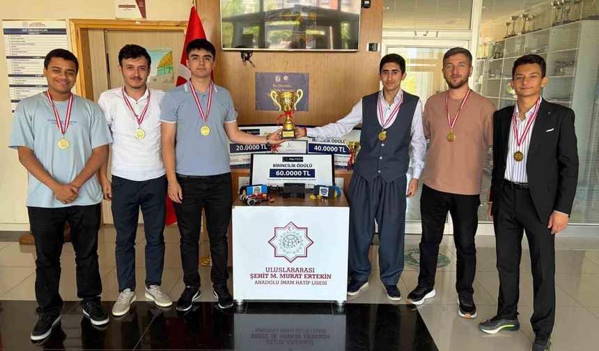 Afrikalı ve Türk öğrenciler tasarlayıp geliştirdikleri robotlarla Türkiye şampiyonu oldular