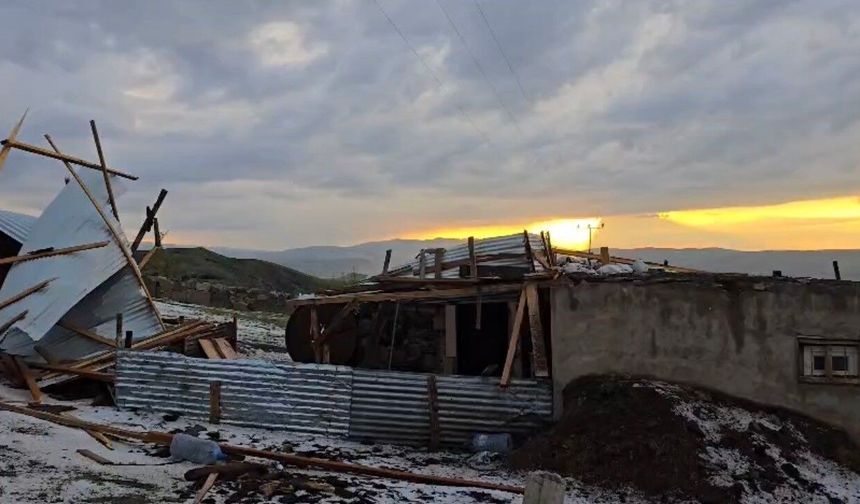 Ağrı'da dolu ve şiddetli rüzgar bir evin çatısını uçurdu