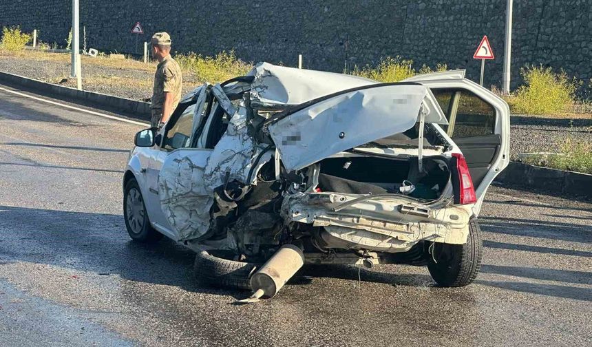 Ağrı'da freni tutmayan kamyonet kırmızı ışıkta duran otomobile çarptı: 2 yaralı