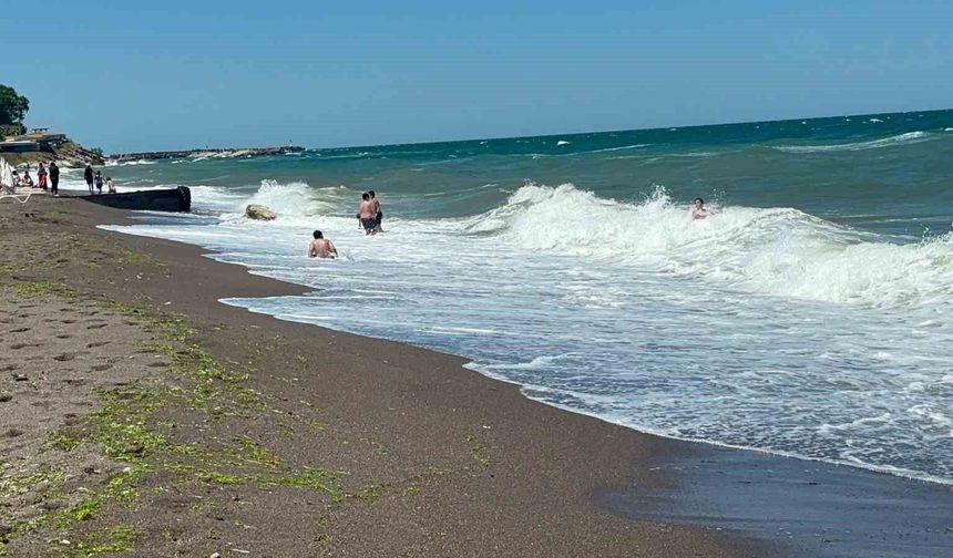 Akçakoca'da dalga boyu 2 metreyi aştı