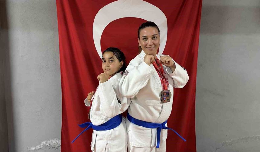 Anne ve kızı minderde birlikte şampiyonluklara koşuyor