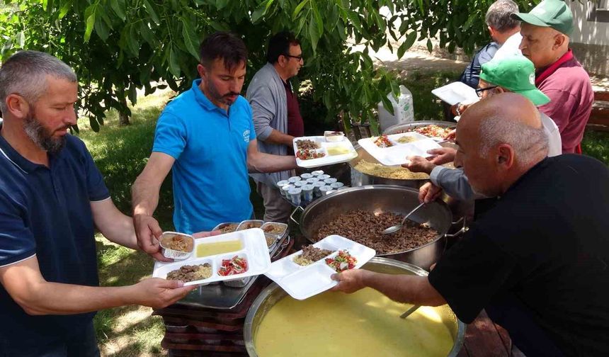 Aşure birliğe sebep oldu, onlarca kişi sofrada buluştu