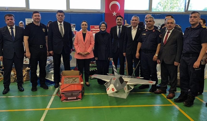 Atık malzemelerden yapılan kostümlere büyük ilgi
