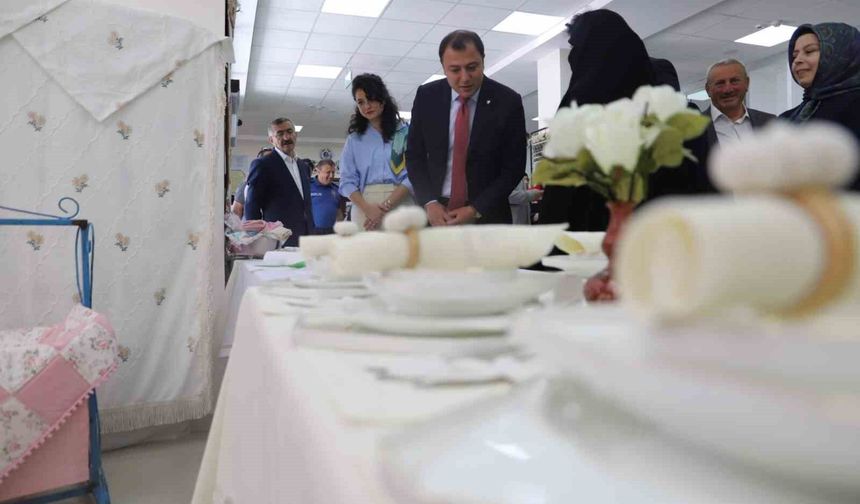 Aydıntepe'de yıl sonu sergisi açıldı