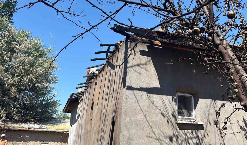 Bahçede tutuşan otlar müstakil evde yangın çıkardı