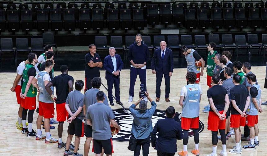 Bakan Bak, A Milli Basketbol Takımı'nın antrenmanını takip etti