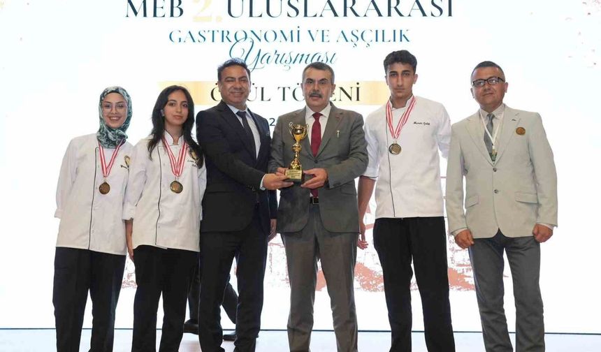 Bakan Yusuf Tekin'den ödül, Ayvalık'ta davul zurnalı karşılama