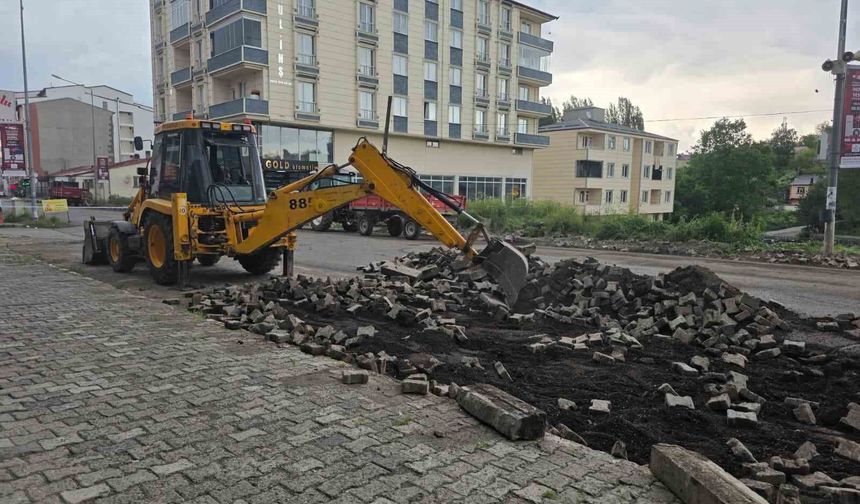 Belediye ekipleri kaldırım çalışmalarını sürdürüyor