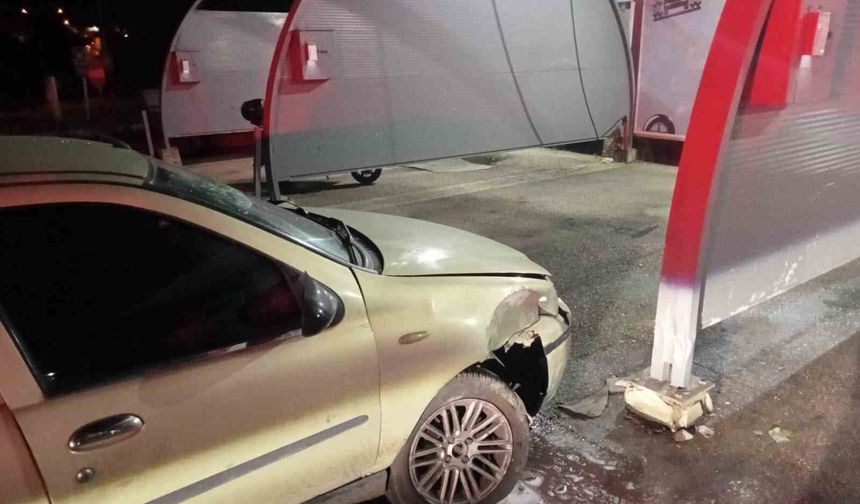 Bilecik'te otomobil sürücüsü akaryakıt istasyonunun yıkama alanına çarptı: 4 yaralı