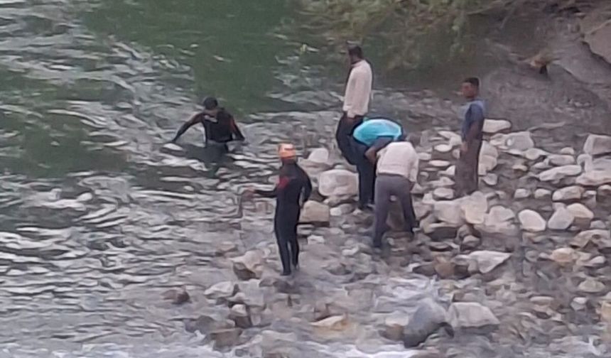 Bitlis'te dereye giren 3 kardeşten biri hayatını kaybetti, diğerini ise baba kurtardı