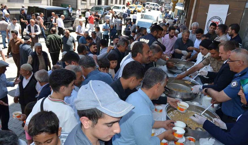 Bulanık'ta 5 bin kişiye aşure ikram edildi