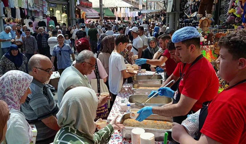 Bursa'da 30 yıllık gelenek...Tuzpazarı esnafı 5 bin kişiye aşure ikram etti