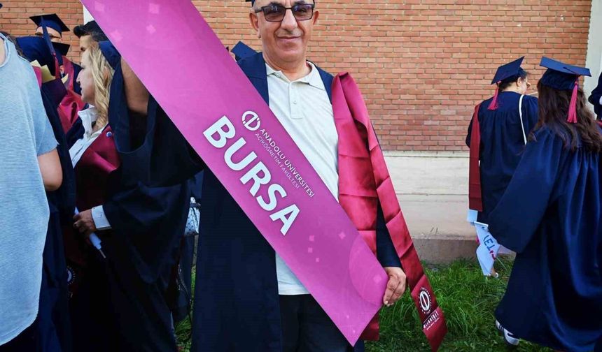 Bursa'nın aile hekimi Dr. Ahmet Kartal, 10'uncu diplomasını Eskişehir'de aldı