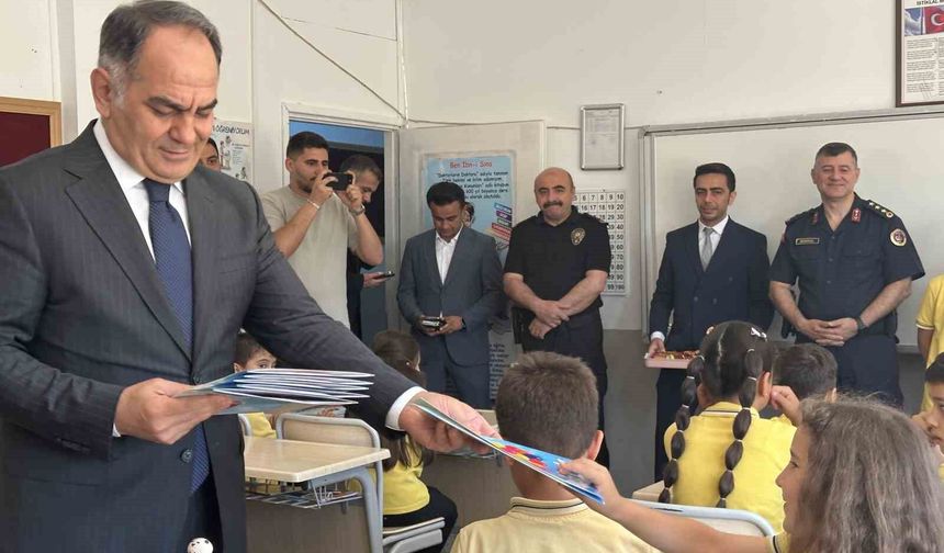 Çankırı'da öğrenciler karnelerini protokol üyelerinden aldı