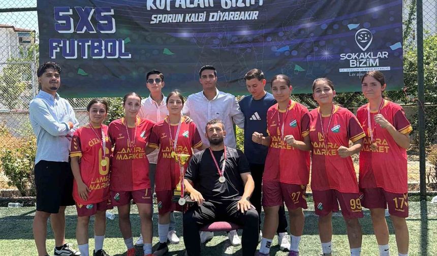 Cizreli kadınlar '5x5 Sokaklar Bizim' futbol turnuvasında bölge şampiyonu oldu