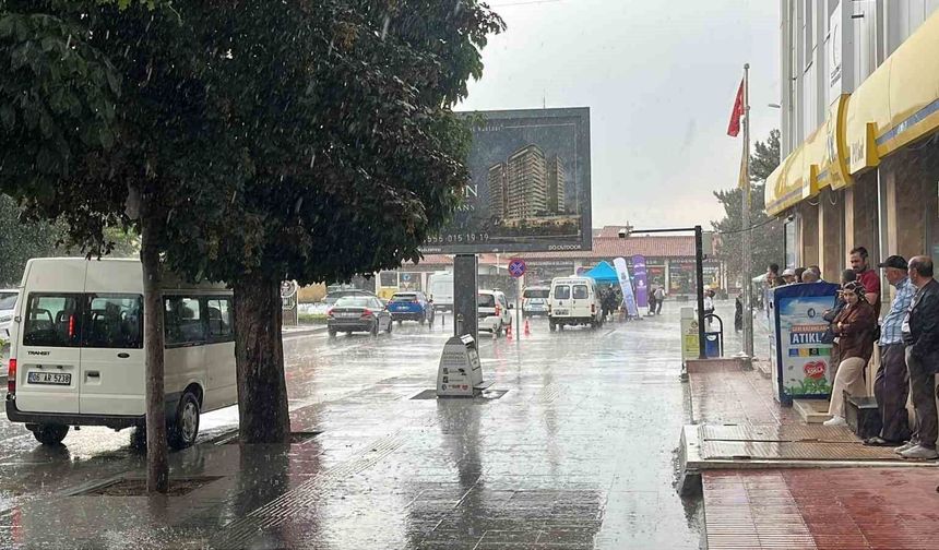 Çorum'da aniden bastıran sağanak vatandaşlara zor anlar yaşattı