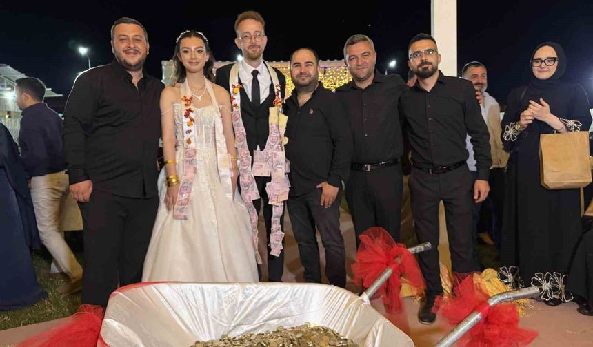 Damadın arkadaşlarından ilginç düğün takısı: 10 bin TL'lik madeni parayı el arabasıyla getirdiler
