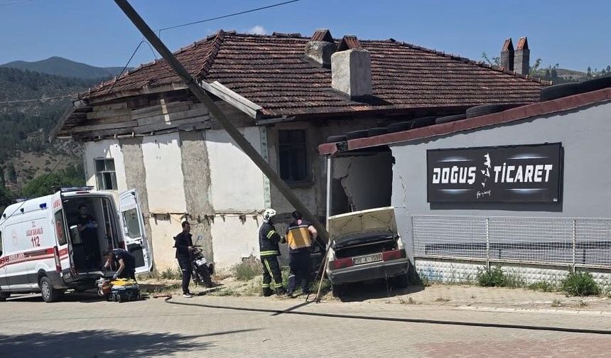 Deponun duvarına çarpan otomobildeki yaşlı karı koca hayatını kaybetti