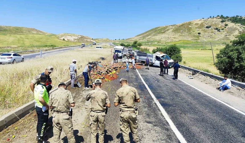 Diyarbakır'da sebze yüklü kamyonetin tekeri patladı: Kasadan savrulan ürünler yolu trafiğe kapattı